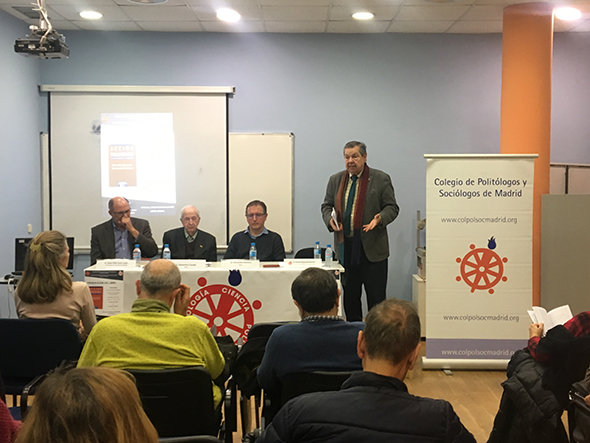 Lorenzo Navarrete se dirige al auditorio.